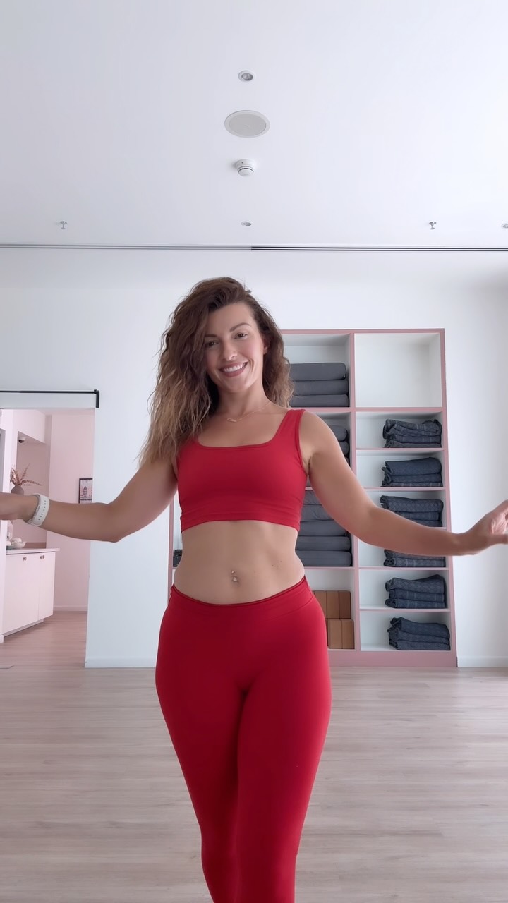 Mélina practising belly dance, from her Instagram portfolio